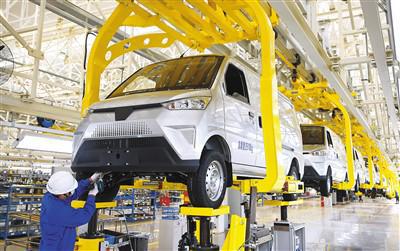 我國汽車產(chǎn)業(yè)金秋再傳捷報(bào) 新能源汽車產(chǎn)量與整車出口實(shí)現(xiàn)高速增長